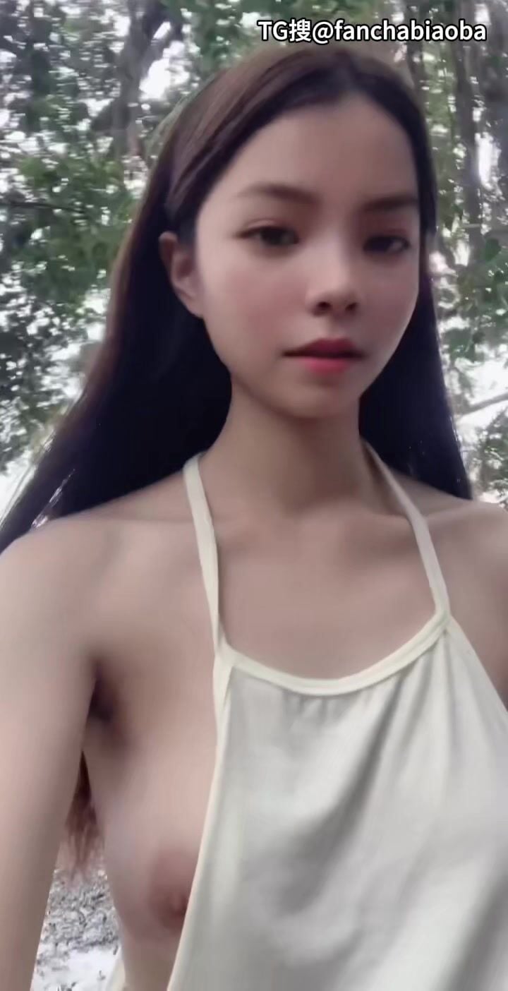 Em gái mặc áo hở dú đi dạo ngoài công viên