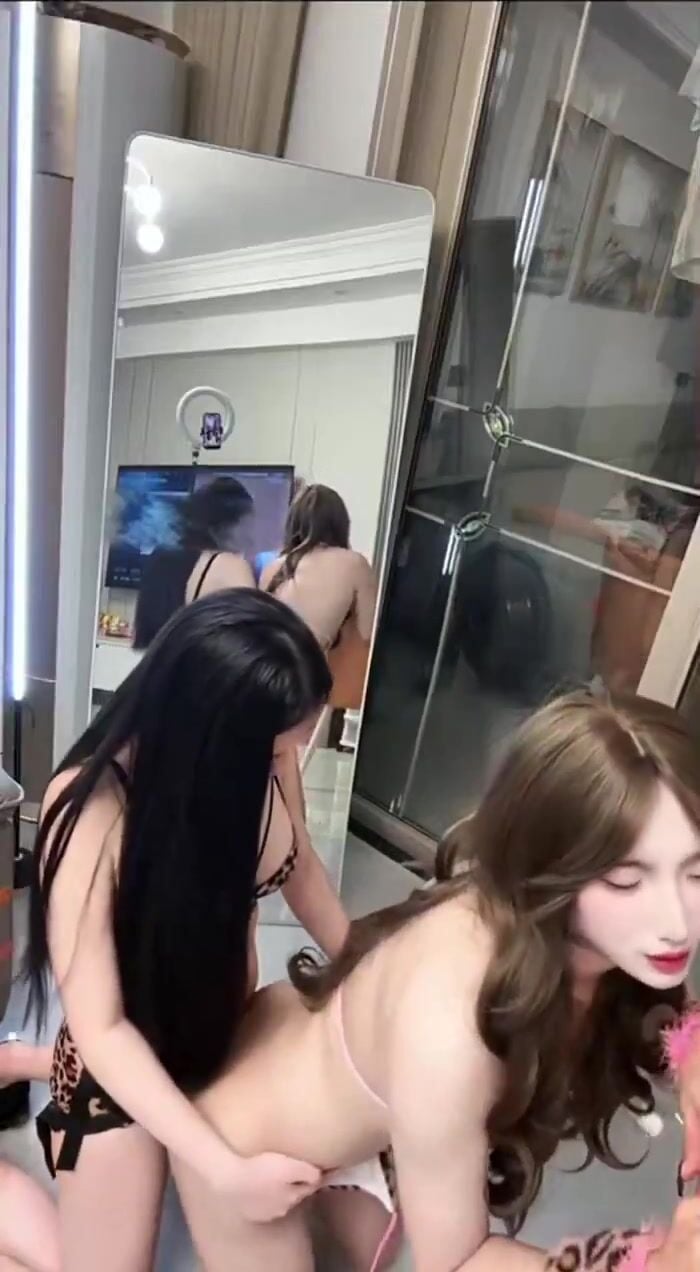 Hai em ladyboy dâm xinh cặc to sục cặc địt nhau dâm đãng kích thích