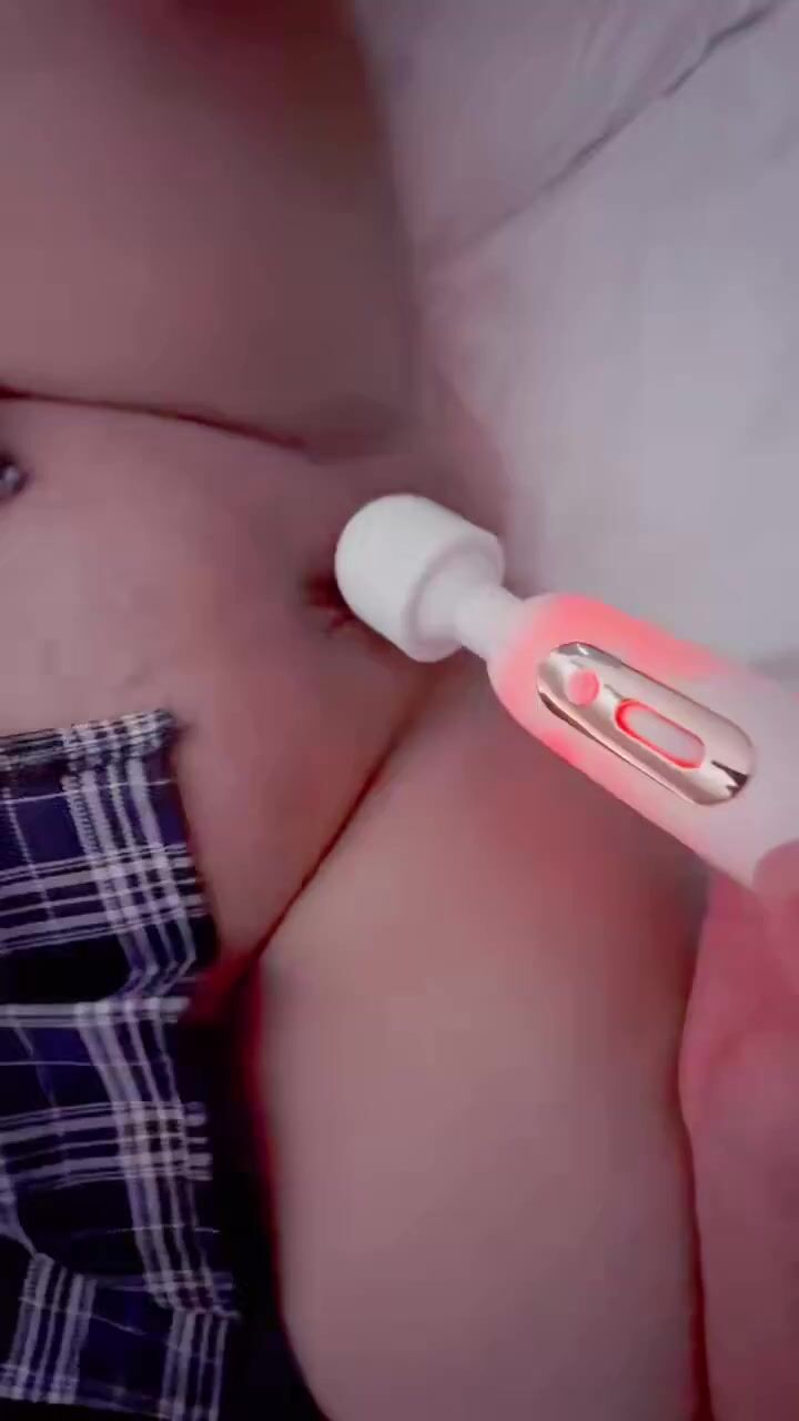 Dùng toy thủ dâm cho em rau chubby vú to lồn múp không lông dâm đãng
