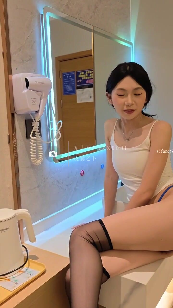 Gạ nhỏ e họ mình dây xinh dâm mặc đồ lót show lồn dâm thâm đen cho a chụp hình nude