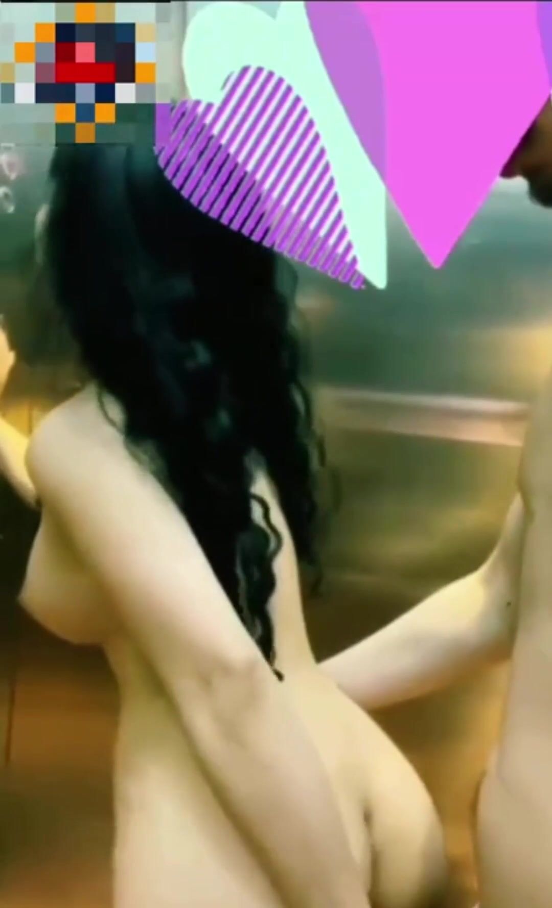 Cặp đôi đụ nhau công khai ngay tại thang máy