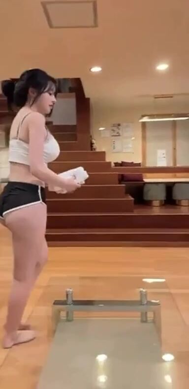 Vợ anh không ở nhà đâu em cứ thoải mái mà chịch nhau với anh