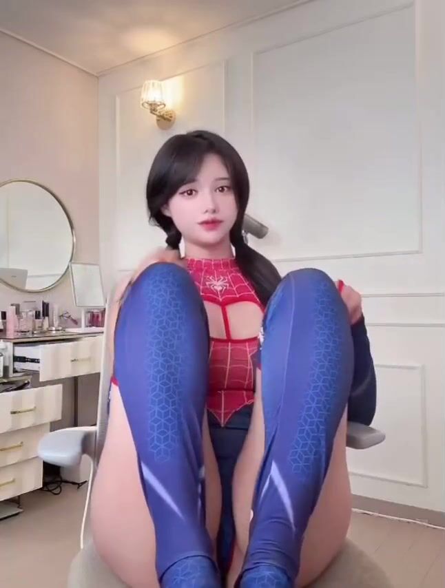 Spider-girl chuyên giải cứu những con cặc nứng :3