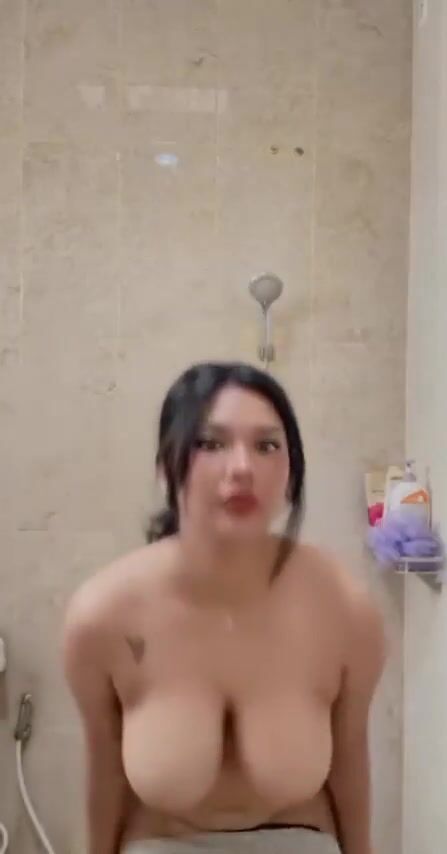 Gái xinh chubby vú to lồn múp vừa tắm vừa quay video cho trai xem