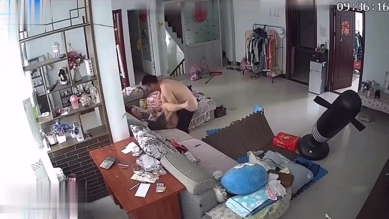 Con trai không ở nhà bố chồng đè con dâu đụ nhau thật kích thích.