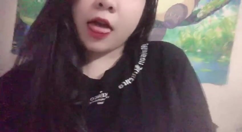 Gái xinh nâng niu 2 quả tạ...