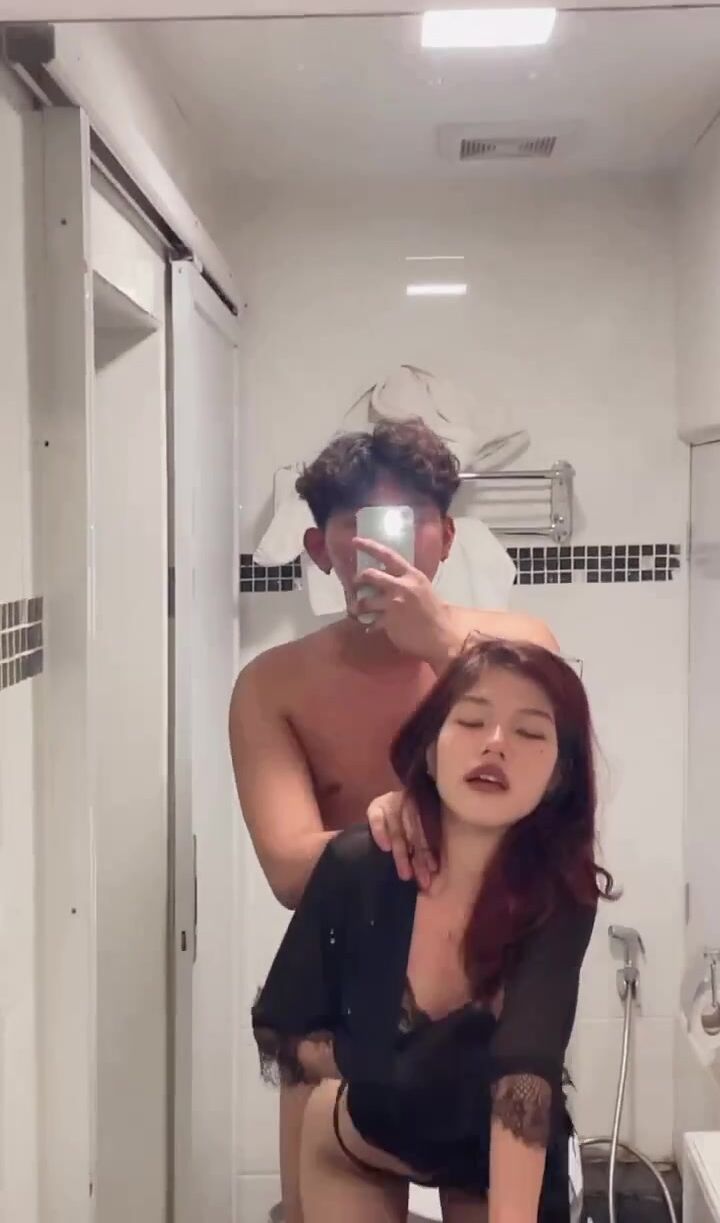Em ny chưa kịp cởi đồ đã bị lôi vào nhà vệ sinh địt tung lồn