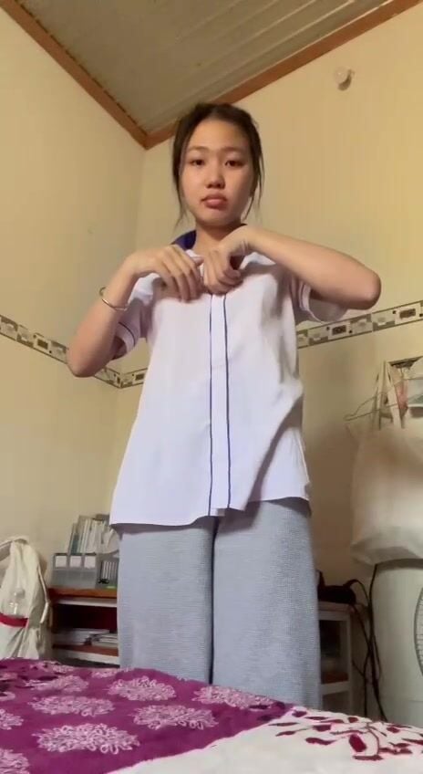 trốn vào phòng thủ dâm may không bị bố mẹ phát hiện