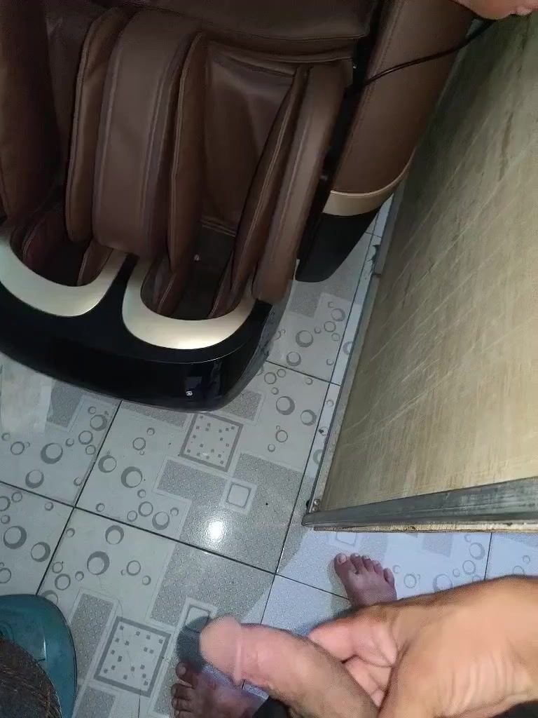 Sang nhà cậu út chơi thấy mợ ngủ say quá lén lút bóp vú sờ lồn trộm.