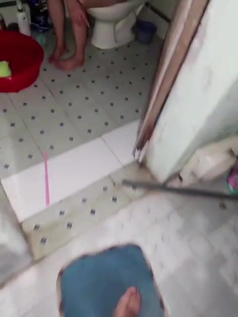 Sáng ngủ dậy tháng cháu họ giả vờ đi đái để trực tiếp quay lén lồn dì út đái sáng sớm