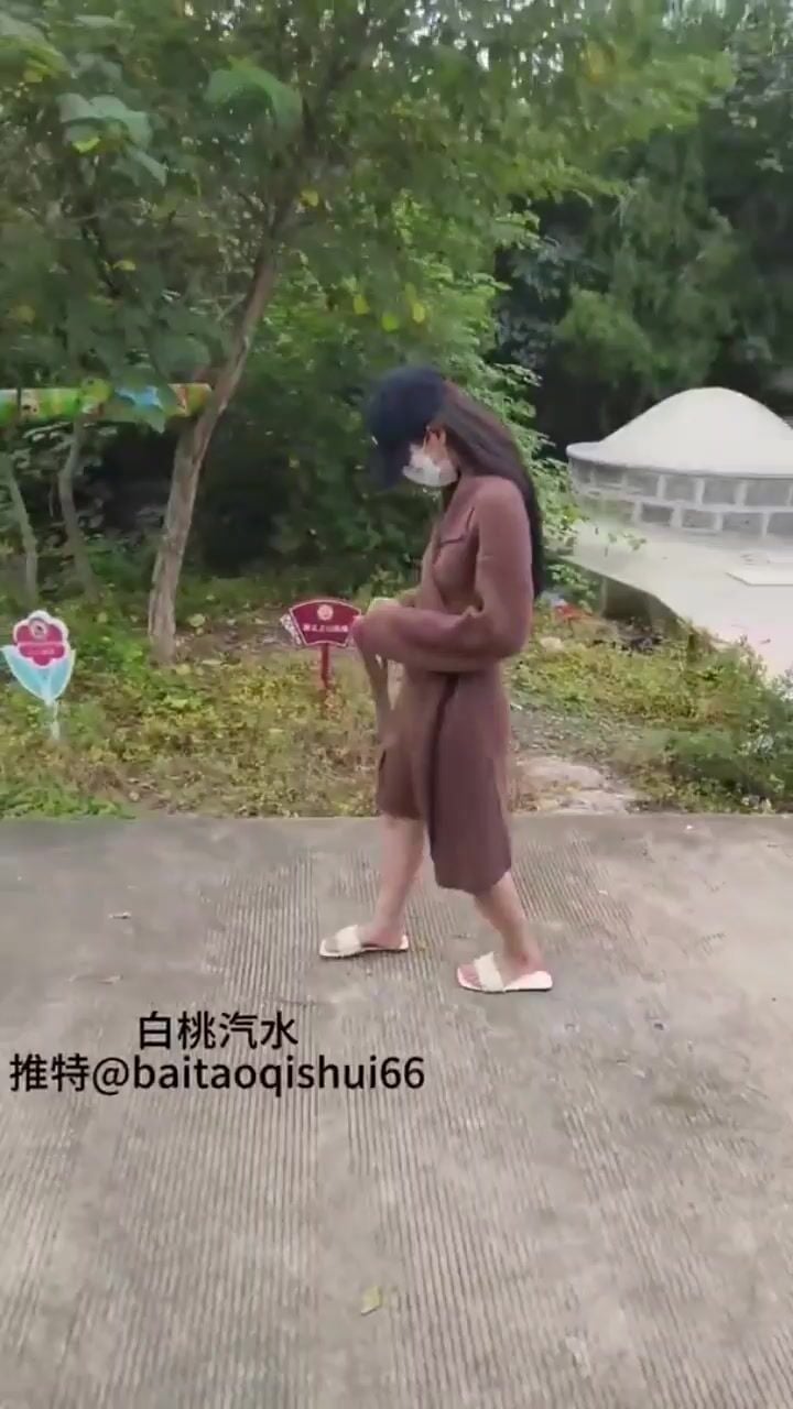 Gái xinh khỏa thân đi dạo trong phố