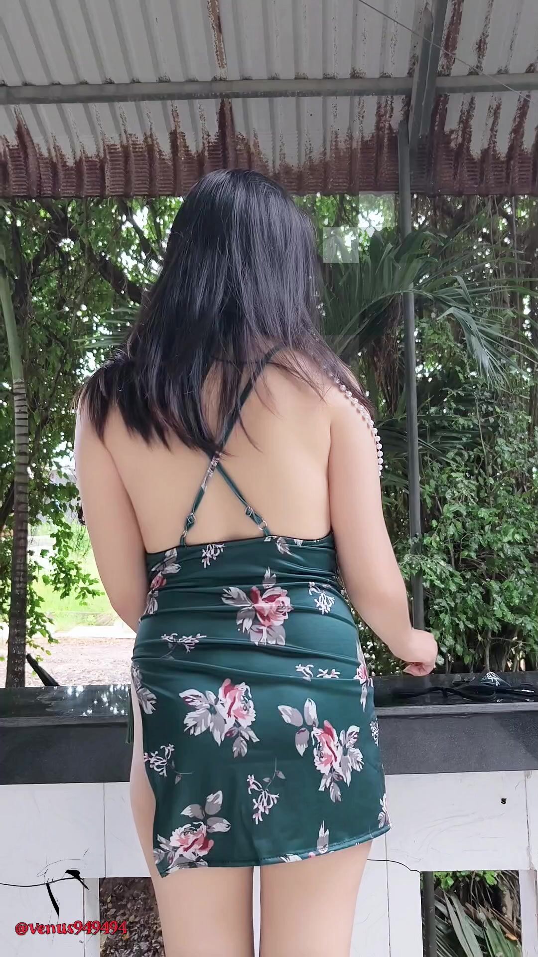 Sáng sớm khoe vú bướm vs bộ sườn xám trước nhà