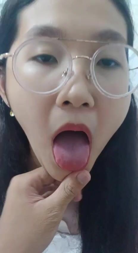 Em kính cận siêu dâm