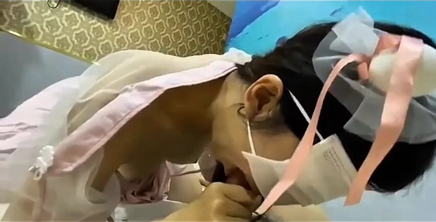 Chồng che mắt vợ còn cho dượng nhấp vào miệng vợ