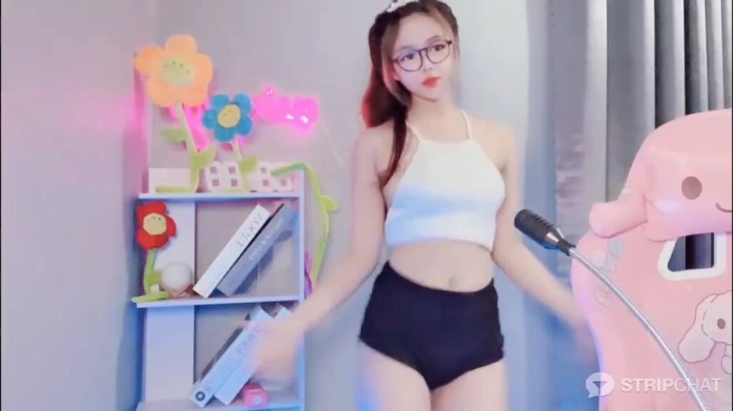 Phòng live show hàng stripchat nhảy nude kí tên fan lên ngực cùng e teen xinh #1