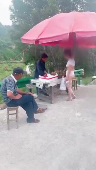 Cô gái ở chuồng hỏi thăm đường mấy ông già 2