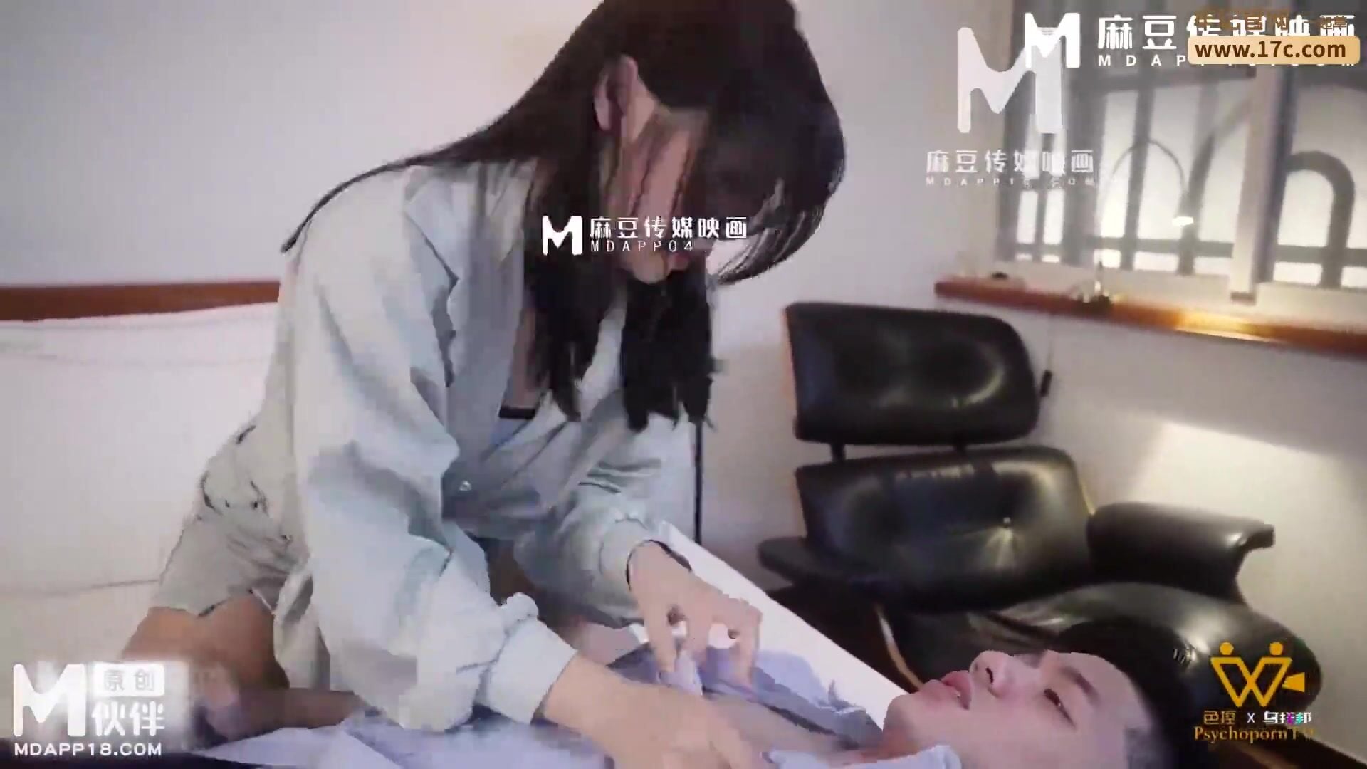 E họ dâm đãng móc lồn nứng quá chịu k nổi sang phòng a họ lén bú cu bị bắt và cái kết