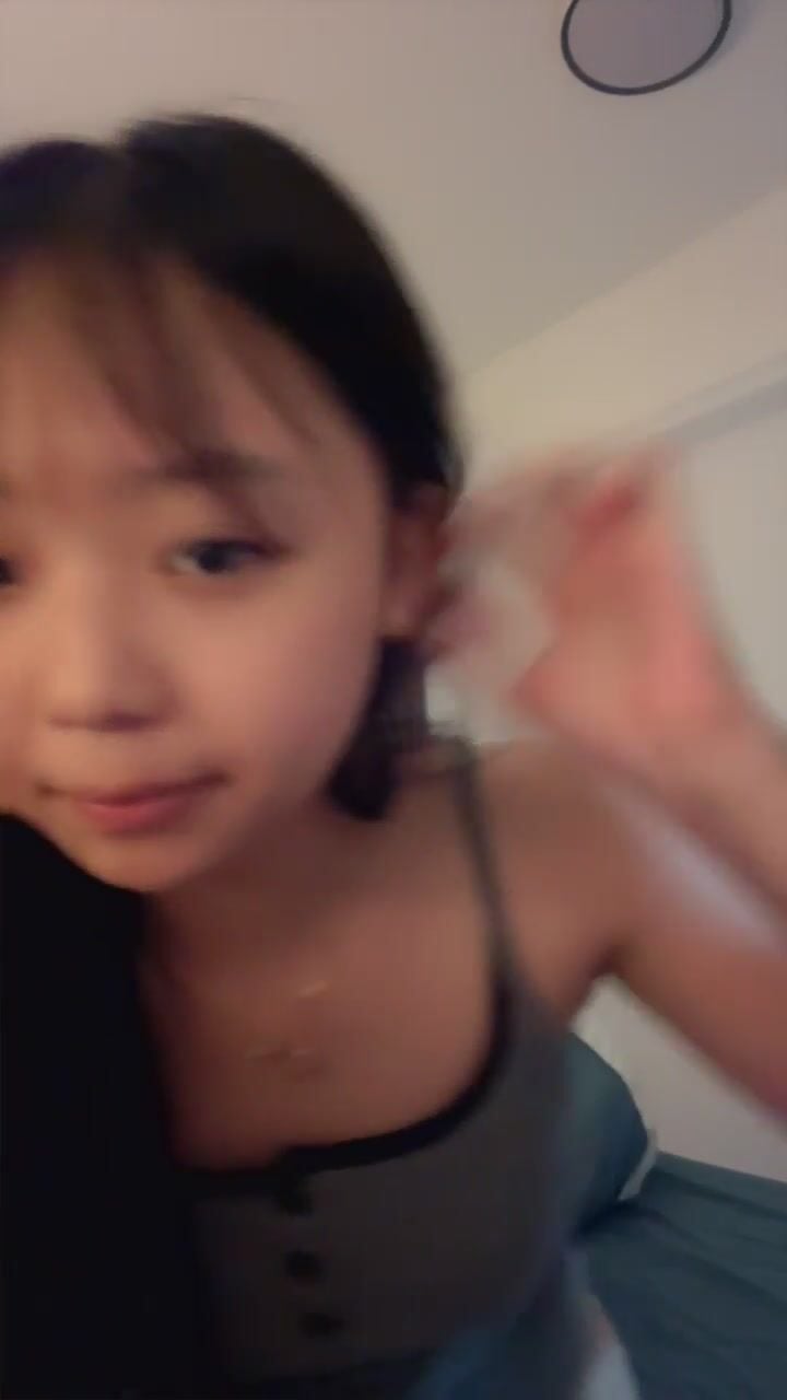 Các e loli tq mới lớn bị dụ vào thuê chung cư để tổ chức live địt tập thể kím tiền #2