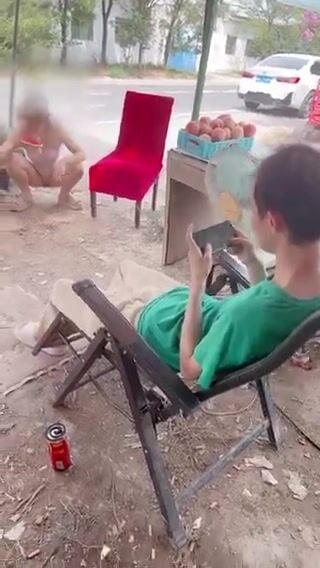 Cô gái mặc quần áo xuyên thấu mua dua hấu