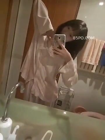 Nữ sinh trung học lột đồ và chụp selfie