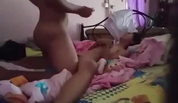 Em gái 2k9 còn đang mê man say ngủ anh họ thấy ngủ ko mặc đề liền leo lên đụ.