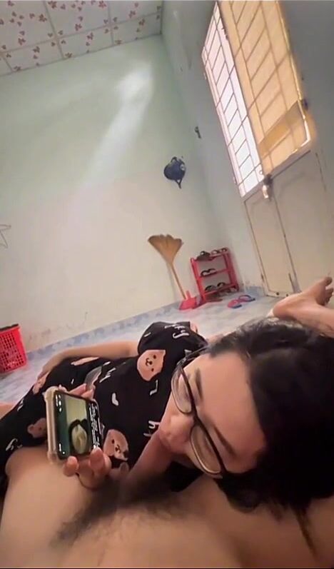 Đang nằm chơi điện thoại dượng đưa cu cho mút