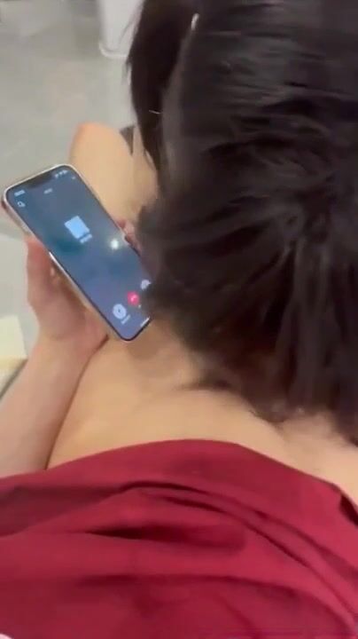 Bắt bé e họ loli xinh dâm vừa gọi nói chuyện vs bồ vừa bú cu r đưa vào phòng địt  e