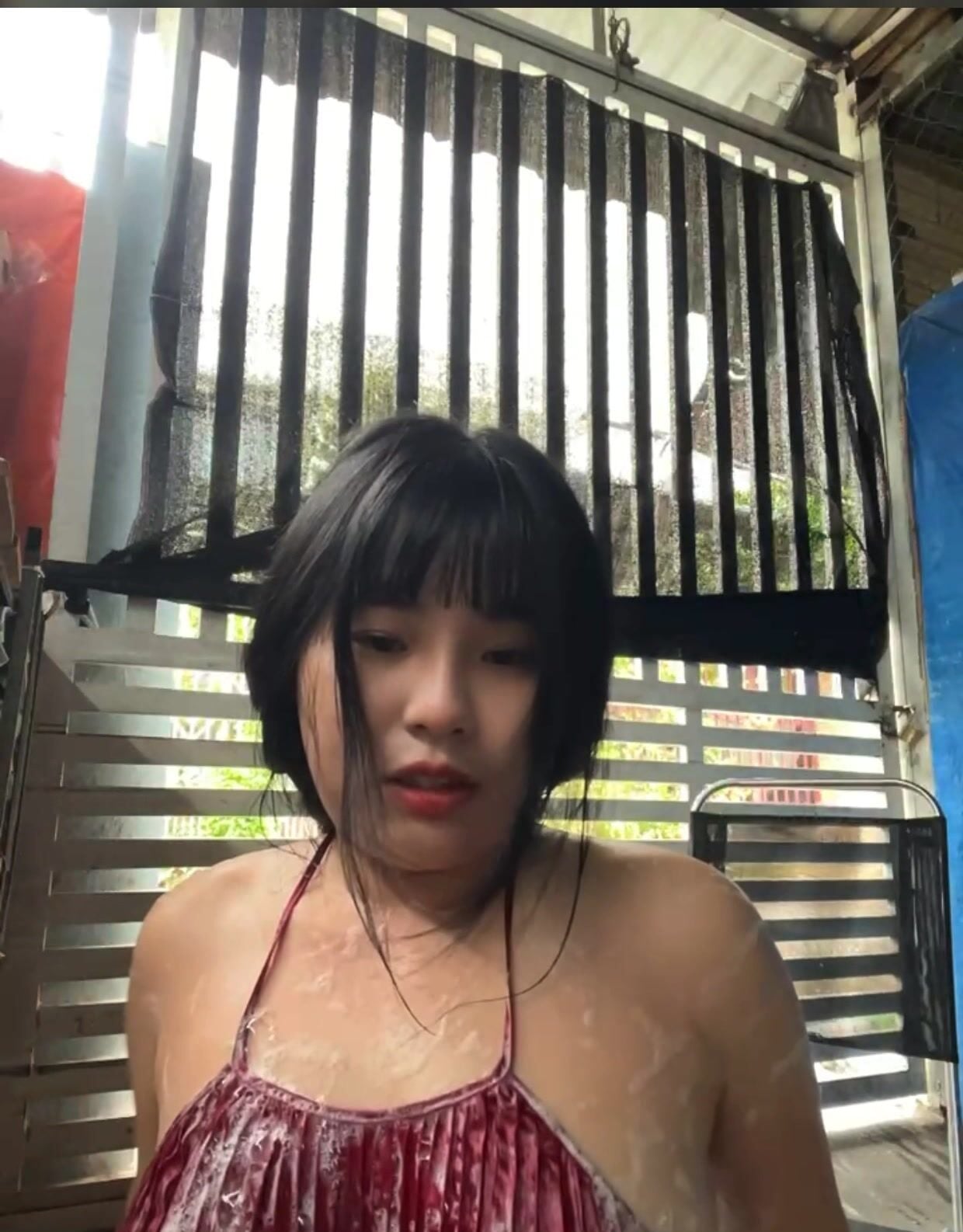 Gái xinh vú to lồn múp tắm ngay trước của nhà dâm đãng