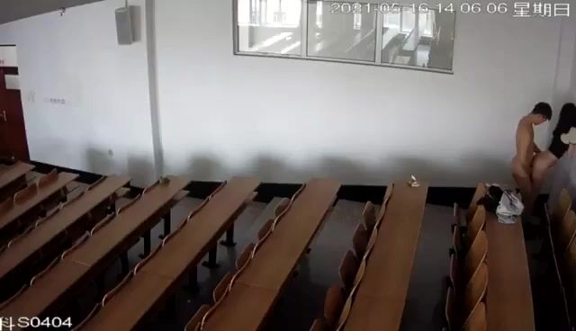 Sọi cam thấy hai em sinh viên đang địt nhau trong lớp học dâm đãng