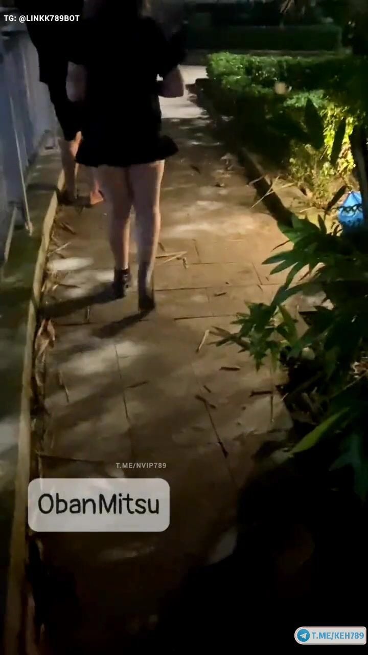 Dắt em ghệ dâm ra công viên show hàng public hỏi chuyện với người lạ