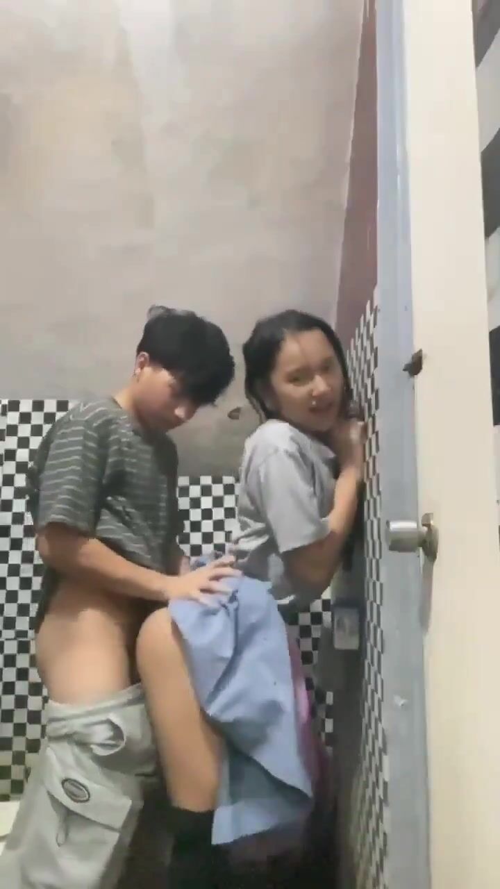 Bạn thân lớp 11 dắt nhau vào toilet trường học đụ nhau liều lĩnh là đụ không bao.