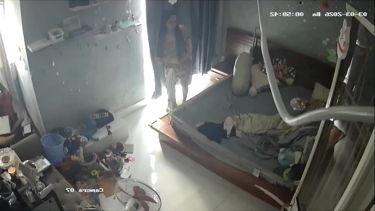 Đặt lén cammera giám sát để nhìn lồn ngắm đít chị vợ thay đồ mỗi ngày.