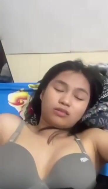 Gạ địt em gái hàng xóm mới lớn sướng vl ra 2