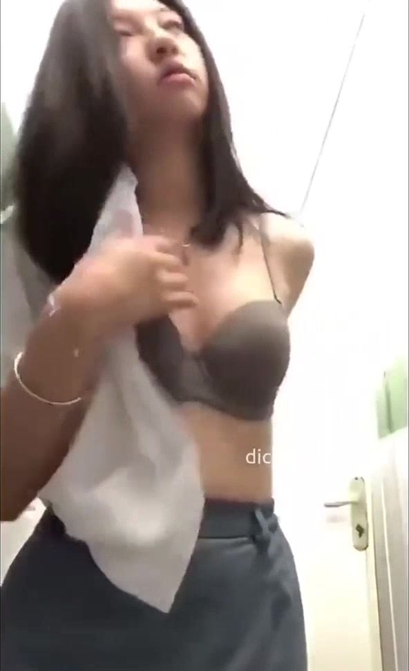 Bé vào phòng thay đồ khoe hàng cho trai xem