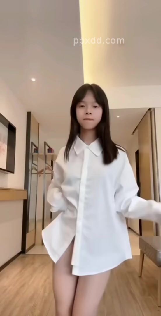 Em loli dễ thương nhảy thoát y