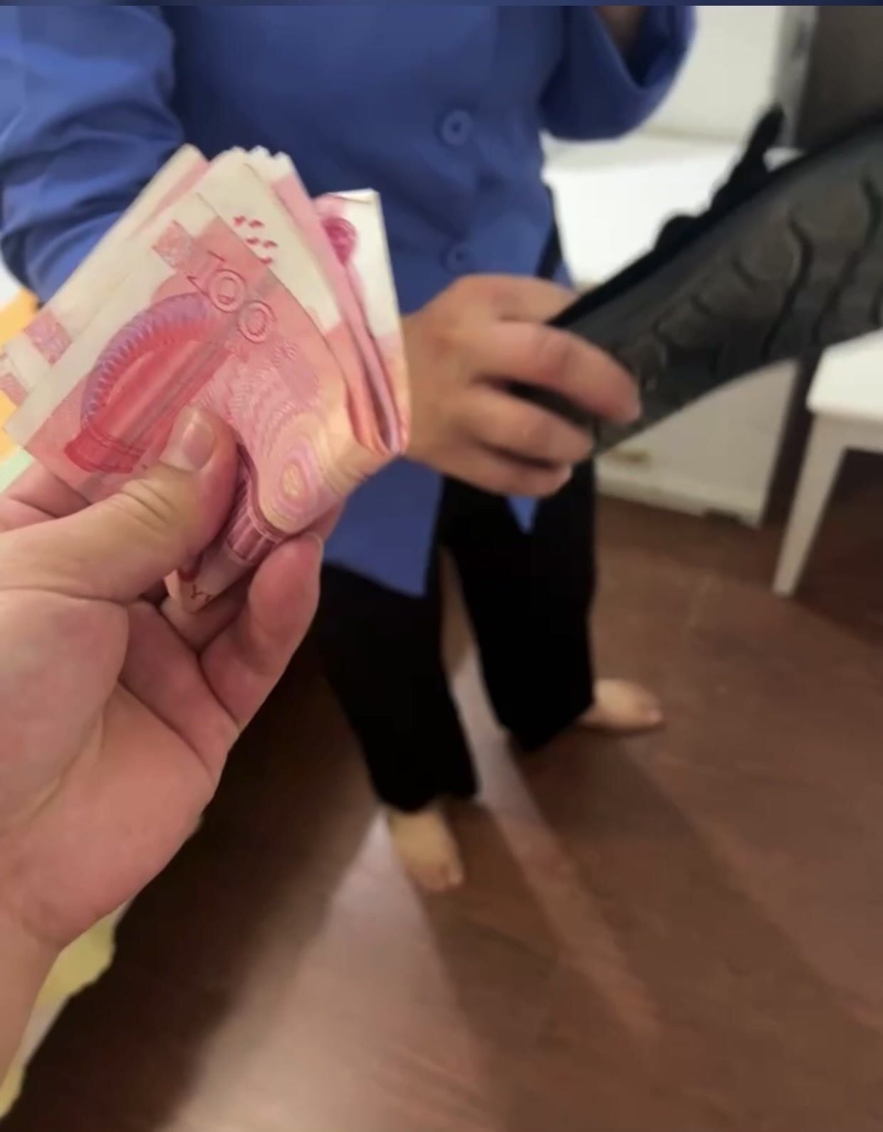 Ông chủ nhà cho tiền cô giúp việc để gạ địt sờ vú sờ lồn