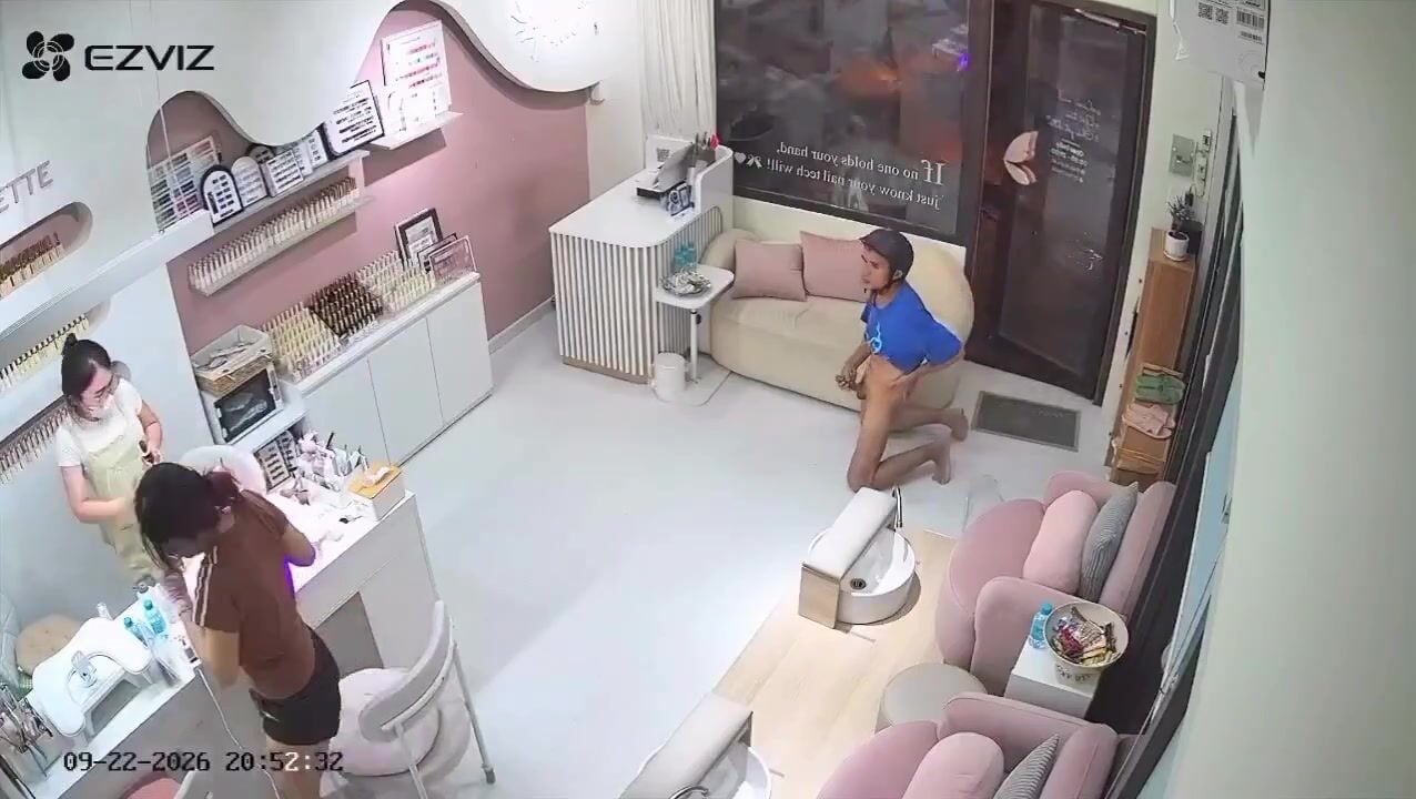 Hót nhất lúc này chàng cởi quần vào quán làm đẹp sục cặc làm các em chạy tán loạn.