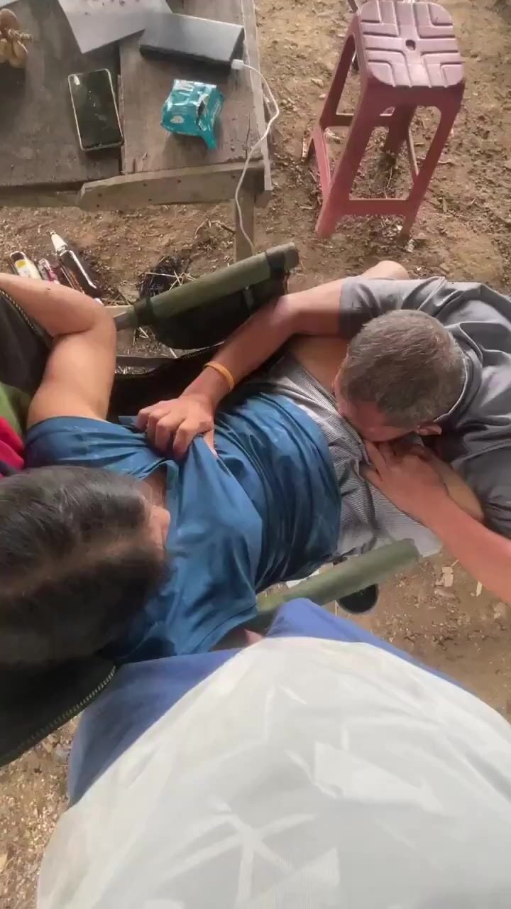 Người con có hiếu thương cha già neo đơn nên cho cha bú lồn vợ mình.