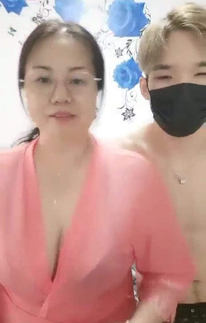 Mẹ vợ mông to chuppy quay cảnh làm tình với con rể