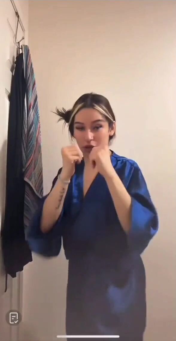 Ngựa ngựa thế là lộ vú trên live stream