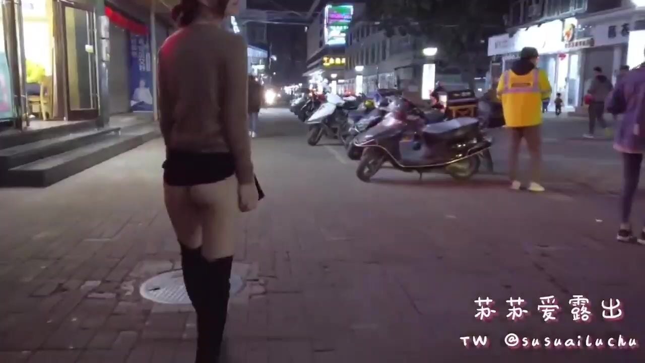Em gái không mặc quần lót đi dạo ngoài đường